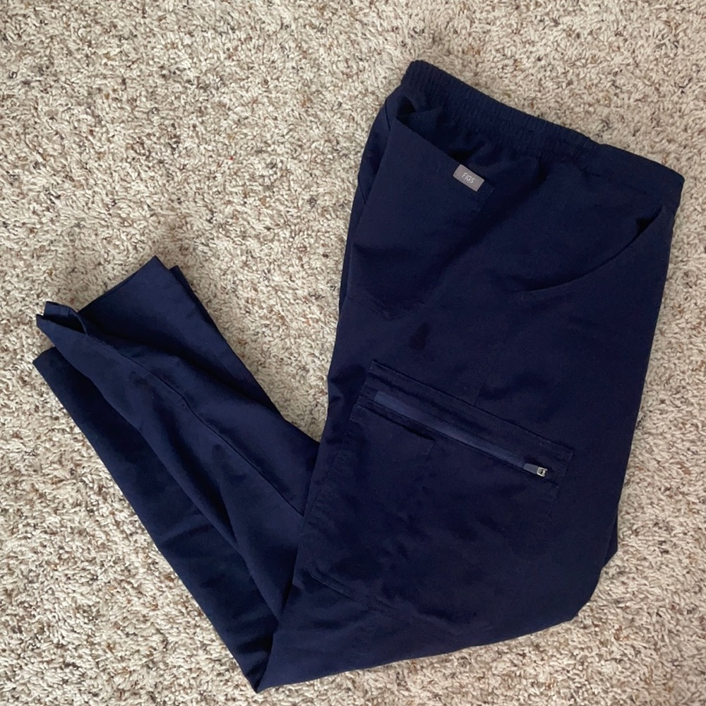 Navy FIGS yola skinny scrub pant. Medium petite